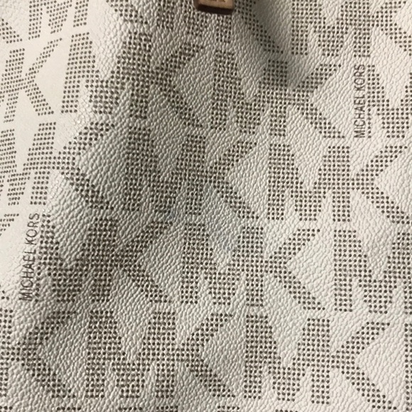 Michael Kors Signature Tote - Picture 3 of 8